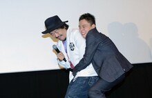 園子温（左）に飛びかかる爆笑問題・太田（右）。