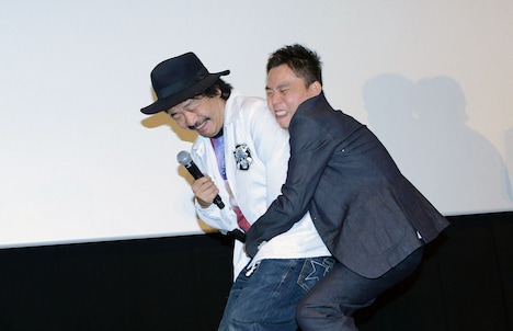 園子温（左）に飛びかかる爆笑問題・太田（右）。