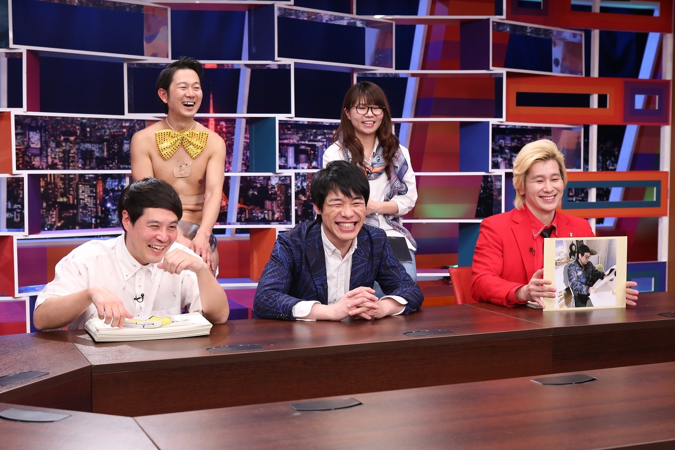 「採用！フリップNEWS」でメイプル超合金カズレーザー（前列右）がプレゼンするワンシーン。(c)中京テレビ