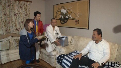 「芸能人の豪邸に侵入 高級品を持ち出せ！」に挑む（左から）矢口真里、よゐこ濱口、バイきんぐ西村と、藤波辰爾。