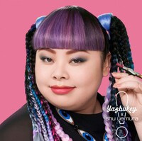 渡辺直美が表現するマティチュード コレクションの「ファンキーピンク」。