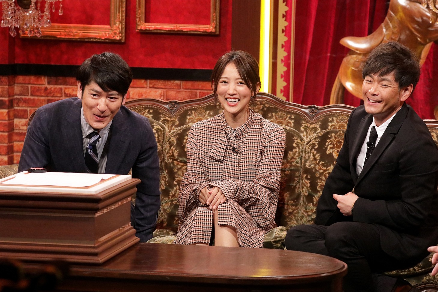 ココリコと夏菜（中央）。(c)テレビ朝日