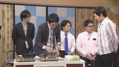 スーパーマラドーナ武智がインスタントラーメンを調理する場面。(c)CBC