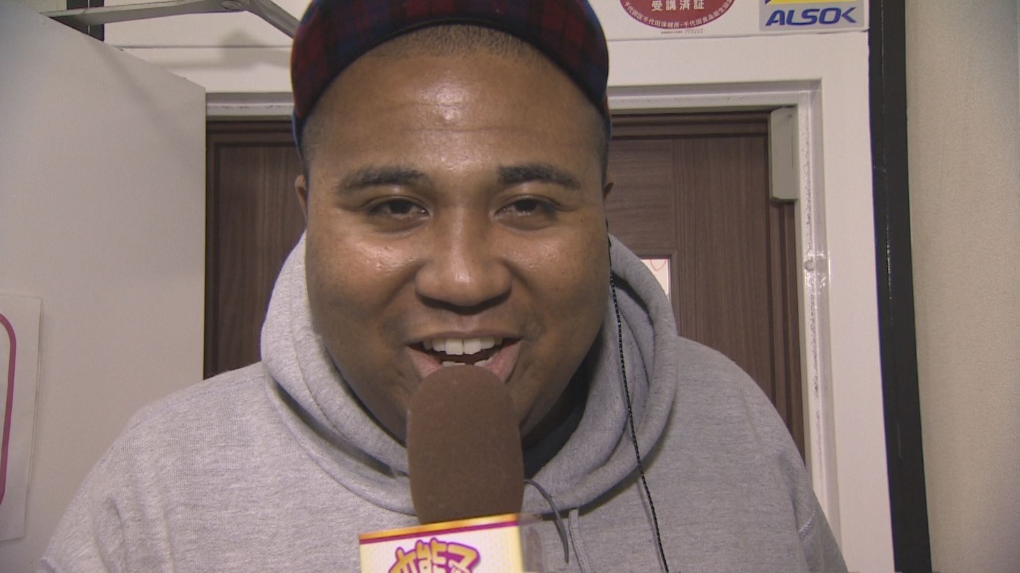 グラビアアイドルカフェをリポートする、マテンロウ・アントニー。(c)CBC