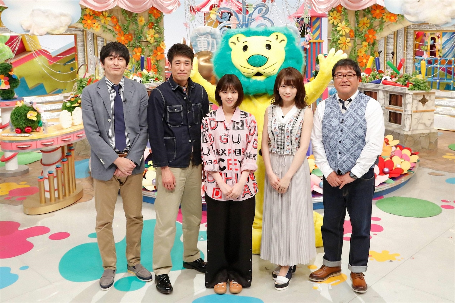 「ライオンのグータッチ」の「グータッチ動画大賞2018春」の出演者たち。