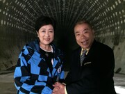 左から小池百合子都知事、出川哲朗。(c)日本テレビ