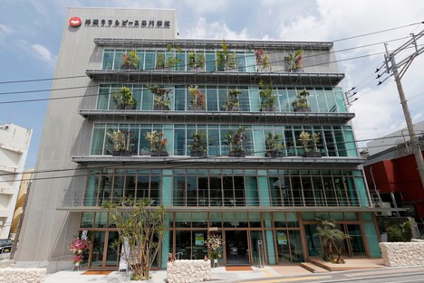 「沖縄ラフ&ピース専門学校」の校舎。