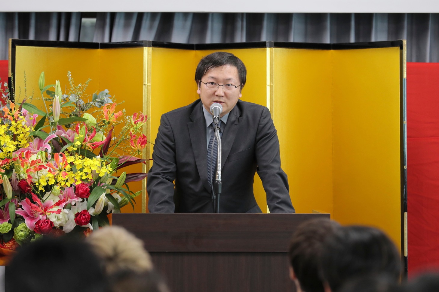 「沖縄ラフ＆ピース専門学校」入学式で挨拶するマシ・オカ。