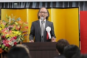 「沖縄ラフ&ピース専門学校」入学式で挨拶する古賀俊輔氏。