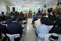 「沖縄ラフ＆ピース専門学校」新校舎落成式の様子。