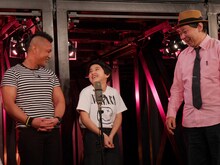 左から完熟フレッシュ、鈴木おさむ。(c)BSフジ