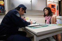 ドラマ「正義のセ」より、東京03豊本出演シーン。(c)日本テレビ