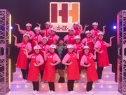 ダンスの振り付けを担当したakane（中央）と大阪府立登美丘高校ダンス部のOGたち。