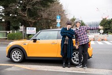 左からきゃりーぱみゅぱみゅ 、アンタッチャブル柴田。