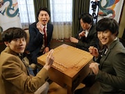 「四神将棋」に参加する芸人たち。(c)BSフジ