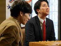 左からインパルス板倉、ランパンプス寺内。(c)BSフジ