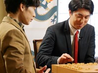 左からインパルス板倉、ランパンプス寺内。(c)BSフジ