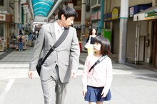 ドラマ「大阪環状線 Part4 ひと駅ごとのスマイル」に出演する（左から）チュートリアル徳井、平尾菜々花 。(c)関西テレビ