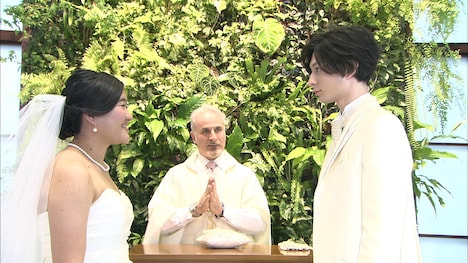 ガンバレルーヤよしこ（左）が出演するドッキリ企画のワンシーン。(c)テレビ朝日