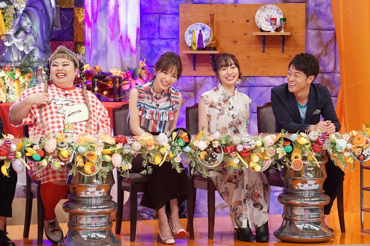 （左から）渡辺直美、泉里香、須田亜香里、陣内智則。(c)フジテレビ