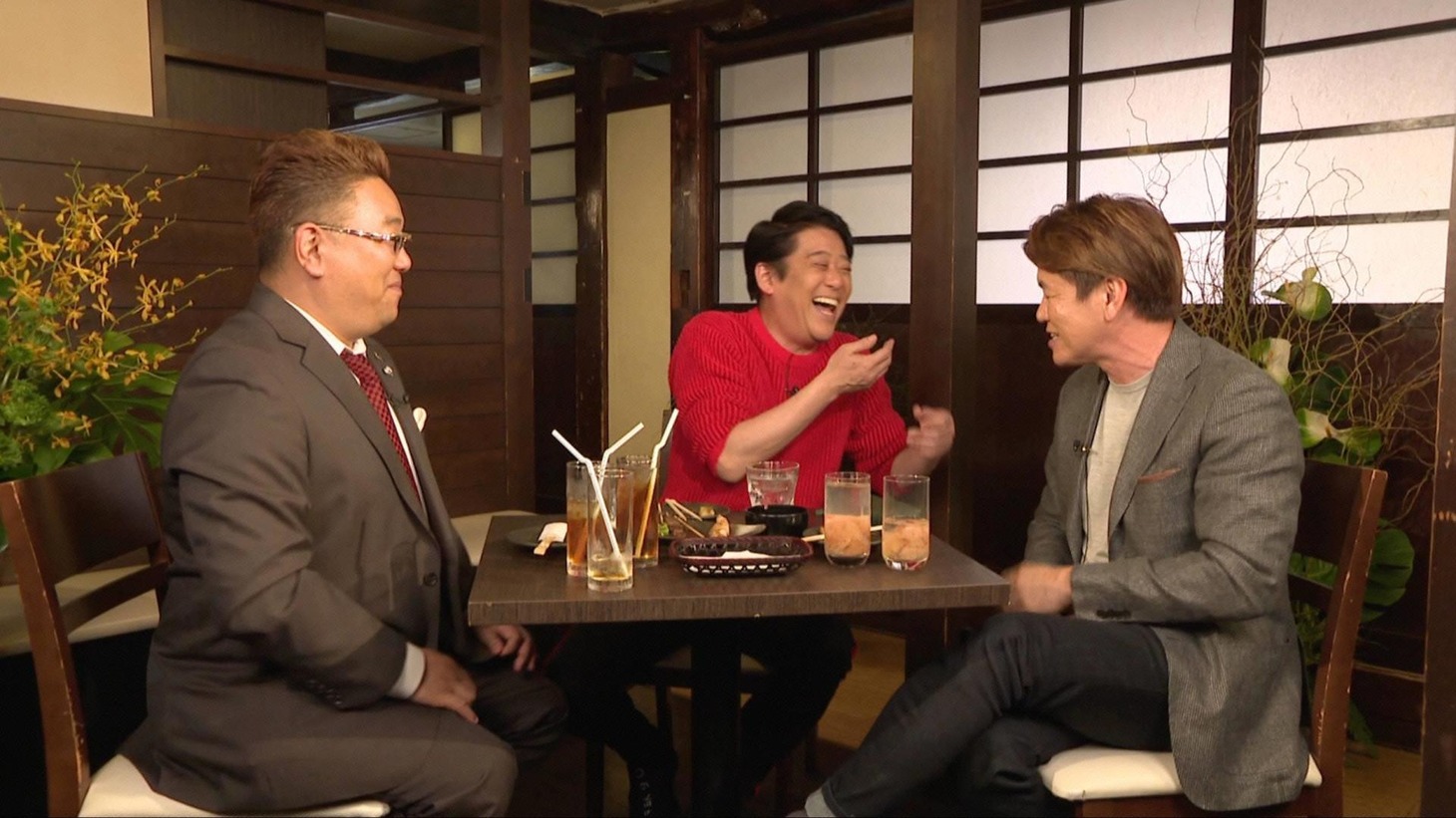 （左から）サンドウィッチマン、坂上忍、ヒロミ。(c)フジテレビ