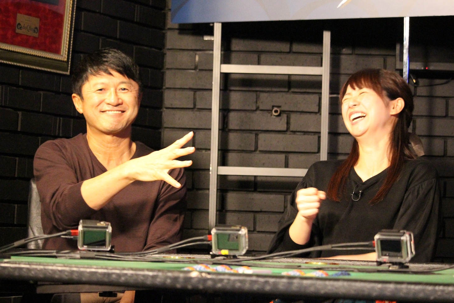 左から武田修宏、広瀬麻知子アナウンサー。(c)静岡朝日テレビ