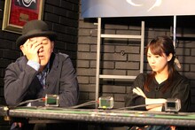 左からピエール瀧、広瀬麻知子アナウンサー。(c)静岡朝日テレビ