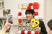 手作りフォトフレームで写真撮影する櫻井。