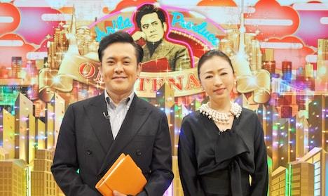 左から有田プロデューサー、松雪泰子。(c)NHK