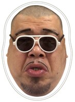 野性爆弾くっきーの顔面がデザインされたポーチ。