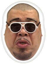 野性爆弾くっきーの顔面がデザインされたポーチ。