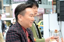 集まった人に直接ボトルを手渡すかまいたち山内（手前）。