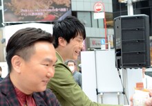 集まった人に直接ボトルを手渡すかまいたち濱家（奥）。