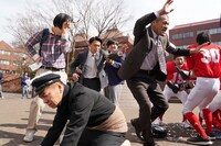 「天才バカボン3 ～愛と青春のバカ田大学～」のワンシーン。(c)日本テレビ