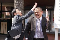 「天才バカボン3 ～愛と青春のバカ田大学～」より、カミナリ出演シーン。(c)日本テレビ