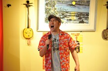 比嘉栄昇（BEGIN）に扮するレイザーラモンRG。(c)読売テレビ