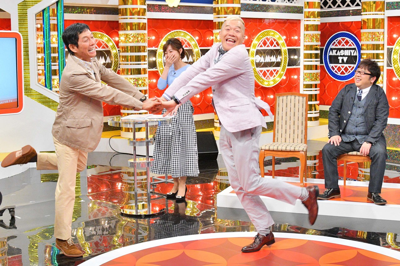 MCの明石家さんま（左）とキャイ～ン・ウド鈴木（右）。(c)MBS