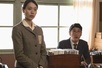 戸田恵梨香演じる板倉楓（左）と、ココリコ田中演じる戸越保育所の所長・脇本滋（右）。