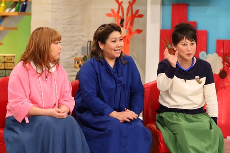 （左から）海原やすよ ともこ、友近。(c)関西テレビ