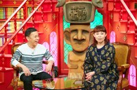 （左から）ナインティナイン岡村、なるみ。(c)ABC