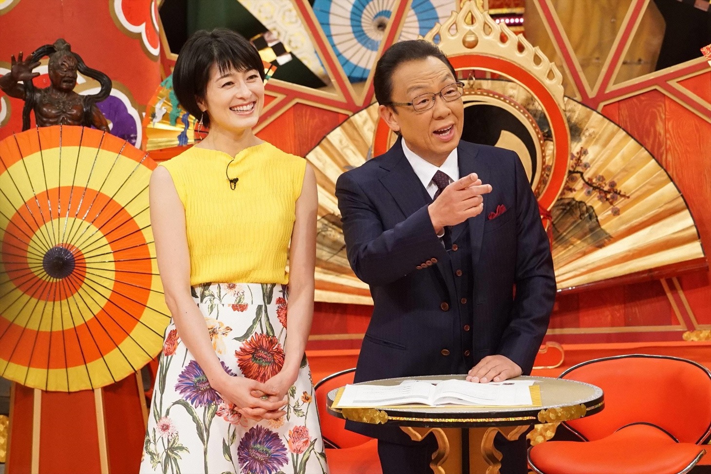 梅沢富美男と阿部哲子（左）。(c)フジテレビ
