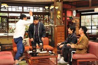 ジミー大西（左から2人目）が登場するワンシーン。(c)関西テレビ