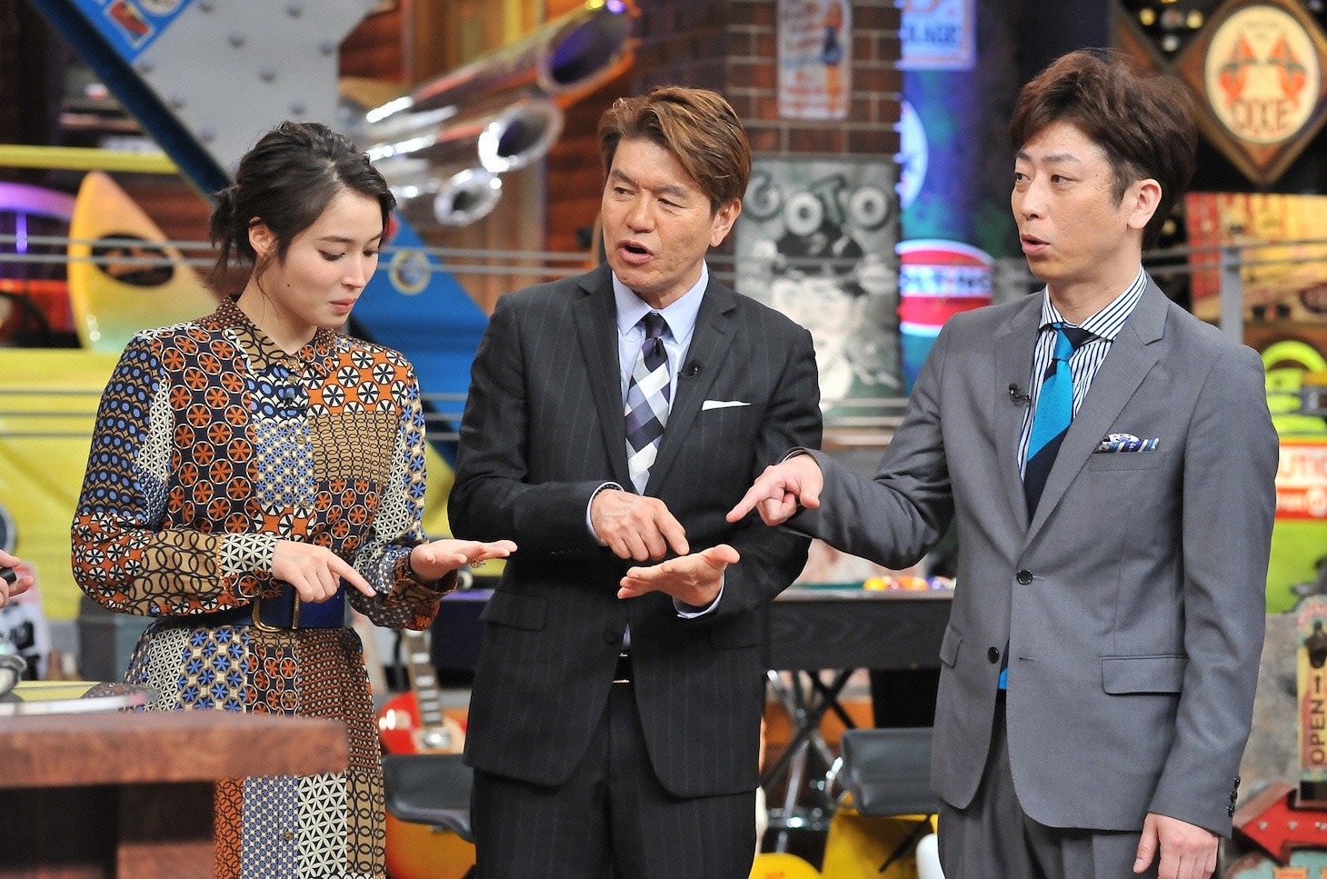 左から広瀬アリス、ヒロミ、フットボールアワー後藤。(c)日本テレビ
