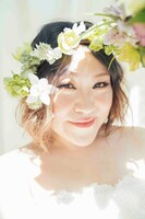 小顔メイクを施され、花嫁姿になったフォーリンラブ・バービー。