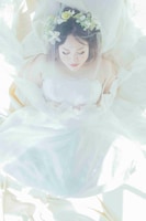 小顔メイクを施され、花嫁姿になったフォーリンラブ・バービー。