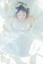 小顔メイクを施され、花嫁姿になったフォーリンラブ・バービー。