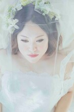 小顔メイクを施され、花嫁姿になったフォーリンラブ・バービー。