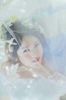 小顔メイクを施され、花嫁姿になったフォーリンラブ・バービー。