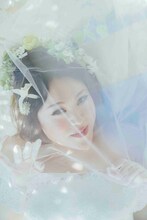 小顔メイクを施され、花嫁姿になったフォーリンラブ・バービー。