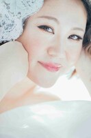 小顔メイクを施され、花嫁姿になったフォーリンラブ・バービー。